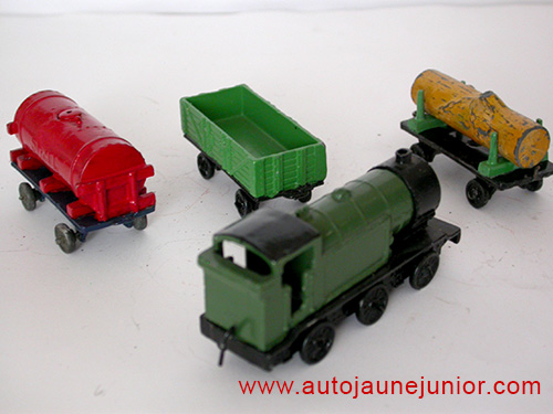 Dinky Toys GB Train et 3 wagons avec. qq parties repeintes