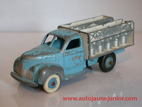 Dinky Toys France camion laitier Nestlé