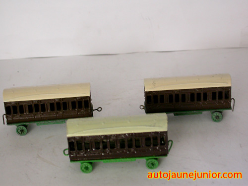 Dinky Toys GB 3 wagon voyageurs