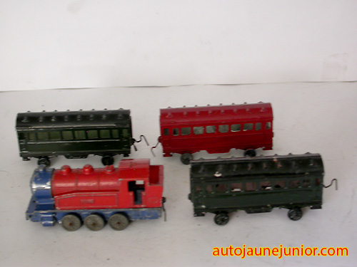 Dinky Toys GB locomotive vapeur avec 3 wagon voyageurs