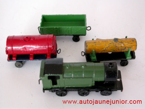 Dinky Toys GB Train et 3 wagons avec. qq parties repeintes